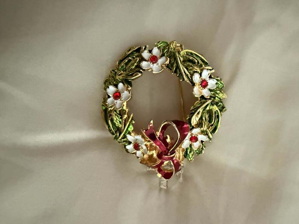 Vintage Christmas Wreath Enamel Gold Tone Rhinestone Brooch Pin